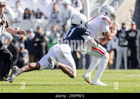 University Park, Pennsylvanie, États-Unis. 29th octobre 2022. Ohio State Buckeyes Quarterback C.J. Stroud (7) est saccagé par le linebacker Lions Nittany de Penn State Abdul carter (11) pendant le match entre les Buckees de l'État de l'Ohio et les Nittany Lions de Penn State au stade Beaver, à University Park, en Pennsylvanie. (Image de crédit : © Scott Stuart/ZUMA Press Wire) Banque D'Images