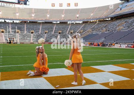 29 octobre 2022: Bénévoles du Tennessee meneurs de joie sur le terrain avant le match de football de la NCAA entre l'Université du Tennessee Volunteers et l'Université du Kentucky Wildcats au stade de Neyland à Knoxville TN Tim Gangloff/CSM crédit: CAL Sport Media/Alay Live News Banque D'Images