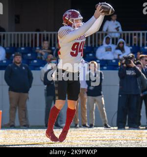 Annapolis, Maryland, États-Unis. 29th octobre 2022. Le punteur de Temple MACKENZIE MORGAN (94) prend le pas dans le match de la Marine contre le Temple de football dans le Stade commémoratif du corps de Marine-Marine à Annapolis, Maryland sur 29 octobre 2022. (Credit image: © Kai Dambach/ZUMA Press Wire) Credit: ZUMA Press, Inc./Alamy Live News Banque D'Images