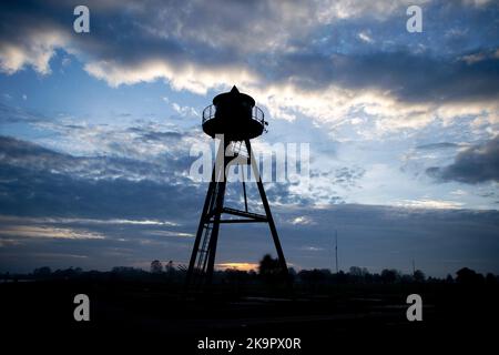 Schillig, Allemagne. 29th octobre 2022. La lumière avant se tient sur la plage contre le ciel du soir. Credit: Hauke-Christian Dittrich/dpa/Alay Live News Banque D'Images