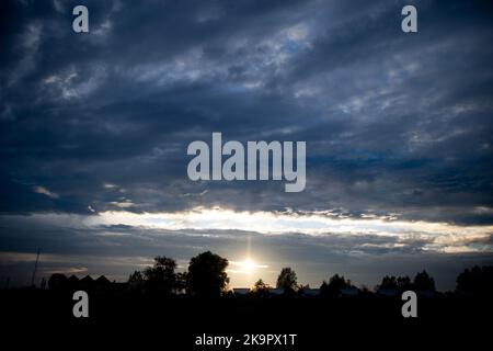 Schillig, Allemagne. 29th octobre 2022. Le soleil brille à travers les nuages qui passent sur la plage en fin d'après-midi. Credit: Hauke-Christian Dittrich/dpa/Alay Live News Banque D'Images