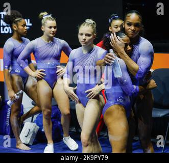 Liverpool, Royaume-Uni. 29th octobre 2022. 29th octobre 2022, M&amp;S Bank Arena, Liverpool, Angleterre; Championnats du monde de gymnastique artistique 2022; Balance Beam de qualification des femmes - Jordan Chales (USA) est consolé par le coéquipier Shilese Jones (USA) après avoir été deux fois de la poutre crédit: Action plus Sports Images/Alay Live News Banque D'Images