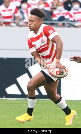 Tokyo, Japon. 29th octobre 2022. L'aile japonaise Kotaro Matsuhisma passe la balle lors d'un match de rugby entre le Japon et la Nouvelle-Zélande au stade national de Tokyo, samedi, 28 octobre 2022. La Nouvelle-Zélande a vaincu le Japon 38-31. Credit: Yoshio Tsunoda/AFLO/Alay Live News Banque D'Images