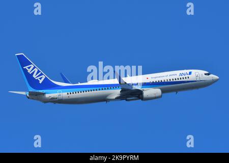 Tokyo, Japon - 05 mars 2022:All Nippon Airways (ANA) décollage de Boeing B737-800 (JA81AN) à l'aéroport international de Tokyo. Banque D'Images