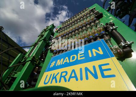 Bucarest, Roumanie - 26 octobre 2022: La machine d'épandage d'engrais fabriquée en Ukraine est présentée salon international agricole d'Indagra. Ceci Banque D'Images