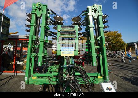 Bucarest, Roumanie - 26 octobre 2022: La machine d'épandage d'engrais fabriquée en Ukraine est présentée salon international agricole d'Indagra. Ceci Banque D'Images