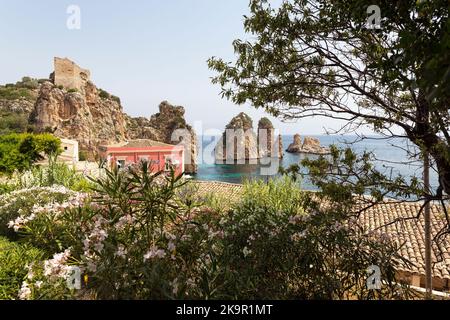 Vues magnifiques des piles et de la Tonnara de Scopello (Faraglioni e Vecchia Tonnara di Scopello), dans la province de Trapani, Sicile, Italie. Banque D'Images