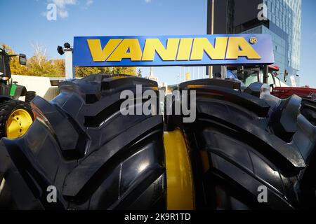 Bucarest, Roumanie - 26 octobre 2022: LES pneus agricoles VANINA sont présentés salon international agricole Indagra. Cette image est pour nous éditoriale Banque D'Images