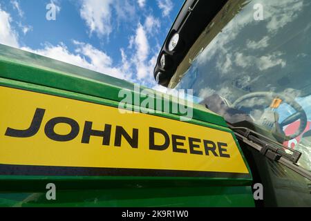 Bucarest, Roumanie - 26 octobre 2022: John Deere 6R 230 tracteur est présenté Indagra agricole international salon. Cette image est destinée à un usage éditorial Banque D'Images