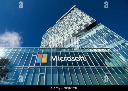 Bucarest, Roumanie - 26 octobre 2022: Vue du siège de Microsoft Roumanie dans les tours de la porte de ville situé sur la place de la presse libre, à Bucarest, Roumanie Banque D'Images