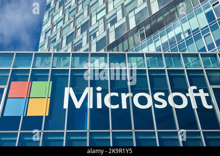 Bucarest, Roumanie - 26 octobre 2022: Vue du siège de Microsoft Roumanie dans les tours de la porte de ville situé sur la place de la presse libre, à Bucarest, Roumanie Banque D'Images