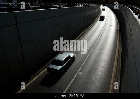 Bucarest, Roumanie - 26 octobre 2022 : les voitures passent par le passage souterrain Piata Presei Libere. Banque D'Images