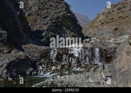 Un visiteur explore la cascade du col PIR Panjal, également appelé Peer Ki Gali, vers 100kms, au sud de Srinagar, la capitale estivale de Jammu & Cachemire. Le col de PIR Panjal, est un col de montagne et une destination touristique située dans la chaîne de PIR Panjal de Jammu-et-Cachemire. C'est le point le plus haut sur la route de Mughal à 3 490m, au-dessus du niveau de la mer. La route de Mughal, comme son nom l'indique, a été historiquement créée et utilisée par les empereurs de Mughal. C'est l'itinéraire qu'Akbar a emprunté pour conquérir le Cachemire en 1586. (Photo de Saqib Majeed/SOPA Images/Sipa USA) Banque D'Images