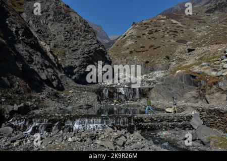 Les visiteurs explorent la cascade du col PIR Panjal, également appelé Peer Ki Gali, vers 100kms, au sud de Srinagar, la capitale estivale de Jammu & Cachemire. Le col de PIR Panjal, est un col de montagne et une destination touristique située dans la chaîne de PIR Panjal de Jammu-et-Cachemire. C'est le point le plus haut sur la route de Mughal à 3 490m, au-dessus du niveau de la mer. La route de Mughal, comme son nom l'indique, a été historiquement créée et utilisée par les empereurs de Mughal. C'est l'itinéraire qu'Akbar a emprunté pour conquérir le Cachemire en 1586. (Photo de Saqib Majeed/SOPA Images/Sipa USA) Banque D'Images