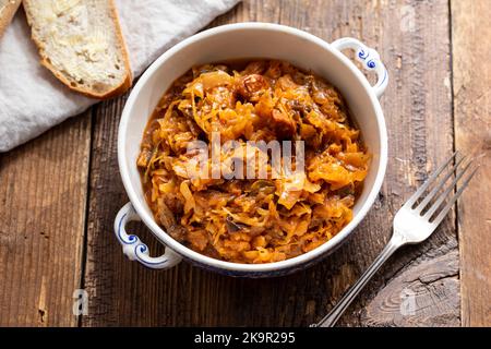 Plat à polir traditionnel de bigos, chou à la viande, champignons et pruneaux Banque D'Images