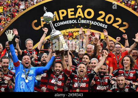 Guayaquil, Équateur. 29th octobre 2022. 29th octobre 2022 : Tarqui, nord de Guayaquil, Équateur ; Diego Alves, &#xc9 ; verton Ribeiro, Diego Ribas et les joueurs de Flamengo, fêtent leur victoire lors de la finale de la Copa Libertadores entre Flamengo et Atletico crédit: Action plus Sports Images/Alamy Live News Banque D'Images