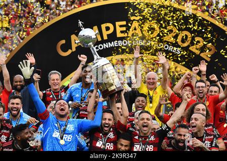 Guayaquil, Équateur. 29th octobre 2022. 29th octobre 2022 : Tarqui, nord de Guayaquil, Équateur ; Diego Alves, &#xc9 ; verton Ribeiro, Diego Ribas et les joueurs de Flamengo, fêtent leur victoire lors de la finale de la Copa Libertadores entre Flamengo et Atletico crédit: Action plus Sports Images/Alamy Live News Banque D'Images