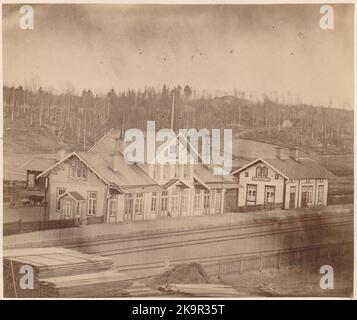 La station a ouvert ses portes en 1866. Maison en bois de deux étages construite selon le modèle Habom. Le premier directeur de station était P.A. Petersson, qui était actif au cours de la période 1866-1869. La station a reçu l'entraînement électrique en 1932. Le trafic passagers a pris fin en 1973. La station a fermé ses portes en 1990. Banque D'Images