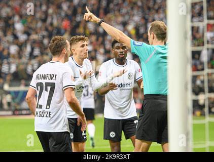 De gauche à droite Mario GOETZE (Gotze)(F), Jesper LINDSTROEM (Lindstrom)(F), Eric DINA EBIMBT (F) se plaignant d'un coup de pied de l'arbitre Sascha STEGEMANN après un coup de pied dans la zone de pénalité, football 1st Bundesligintra, 12th jour de match, Eacht Frankfurt (F) - Boruschtmund DO Dorsia à 29 octobre 2022 Francfort (Allemagne). #La réglementation DFL interdit toute utilisation de photographies comme séquences d'images et/ou quasi-vidéo # Banque D'Images