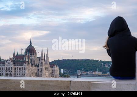 Budapest, Hongrie - 2 septembre 2022 : une femme regarde le Parlement hongrois depuis le pont Margaret Banque D'Images