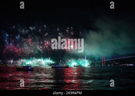 Istanbul, Turquie. 29th octobre 2022. Les feux d'artifice illuminent le ciel au-dessus du Bosphore à l'occasion du 99th anniversaire de la Journée de la République du 29 octobre, c'est une fête nationale célébrée avec divers événements chaque année avec la proclamation de la République sur 29 octobre 1923. (Credit image: © Onur Dogman/SOPA Images via ZUMA Press Wire) Credit: ZUMA Press, Inc./Alamy Live News Banque D'Images