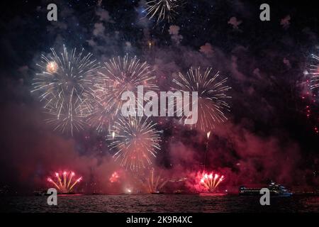 Istanbul, Turquie. 29th octobre 2022. Les feux d'artifice illuminent le ciel au-dessus du Bosphore à l'occasion du 99th anniversaire de la Journée de la République du 29 octobre, c'est une fête nationale célébrée avec divers événements chaque année avec la proclamation de la République sur 29 octobre 1923. (Credit image: © Onur Dogman/SOPA Images via ZUMA Press Wire) Credit: ZUMA Press, Inc./Alamy Live News Banque D'Images