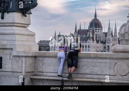 Budapest, Hongrie - 2 septembre 2022 : couple regardant le bâtiment du Parlement hongrois depuis le pont Margaret Banque D'Images