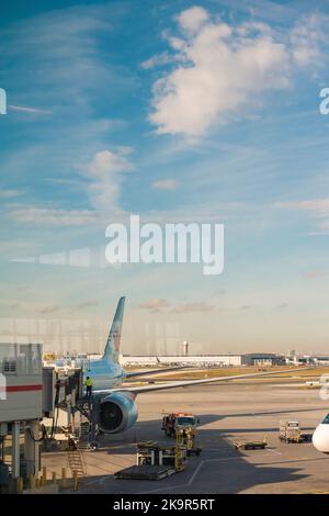 L'avion à réaction d'Air Canada a amarré à l'extérieur du terminal intérieur, sur le tarmac, à l'aéroport international Pearson (Ontario), Canada. Banque D'Images