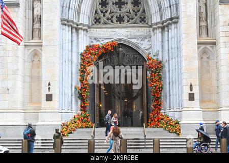 NEW YORK - 24 octobre 2022 : décorations d'automne autour de l'entrée principale de la cathédrale Saint-Patrick, à Manhattan. Banque D'Images
