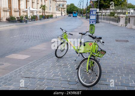Budapest, Hongrie - 2 septembre 2022 : deux vélos Bubi partagés Banque D'Images