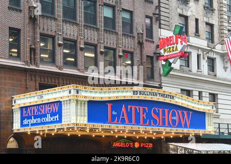 NEW YORK - 24 octobre 2022 : le Marquee Ed Sullivan Theatre et le spectacle tardif avec le signe Stephen Colbert. Banque D'Images