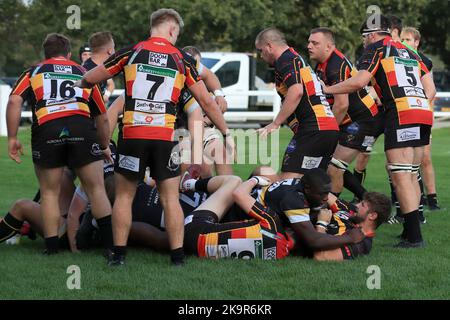 Nathan Jibulu d'Esher Rugby saisit Matthew Lane de Cendrillon Rugby lors du match de rugby de la Ligue nationale anglaise 1 entre Esher et Cendrillon à Molesey Road, Hersham, Royaume-Uni, le 29 octobre 2022. Photo de Carlton Myrie. Utilisation éditoriale uniquement, licence requise pour une utilisation commerciale. Aucune utilisation dans les Paris, les jeux ou les publications d'un seul club/ligue/joueur. Crédit : UK Sports pics Ltd/Alay Live News Banque D'Images