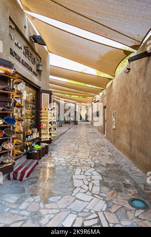 Dubaï, Émirats Arabes Unis - octobre 2022 : vue sur la rue Al Seef Dubai. Al Seef est une promenade au bord de l'eau avec un riche patrimoine et des zones contemporaines pour les touristes Banque D'Images