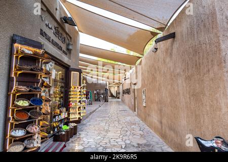 Dubaï, Émirats Arabes Unis - octobre 2022 : vue sur la rue Al Seef Dubai. Al Seef est une promenade au bord de l'eau avec un riche patrimoine et des zones contemporaines pour les touristes Banque D'Images