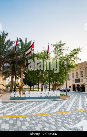 Dubaï, Émirats Arabes Unis - octobre 2022 : vue sur la rue Al Seef Dubai. Al Seef est une promenade au bord de l'eau avec un riche patrimoine et des zones contemporaines pour les touristes Banque D'Images