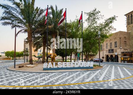 Dubaï, Émirats Arabes Unis - octobre 2022 : vue sur la rue Al Seef Dubai. Al Seef est une promenade au bord de l'eau avec un riche patrimoine et des zones contemporaines pour les touristes Banque D'Images