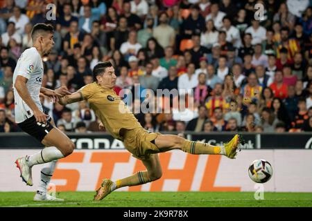 Valence, Espagne, 29 octobre 2022. Robert Lewandowski, le grand avant du FC Barcelone, obtient 0-1 buts lors du match espagnol de la Liga entre le FC Valencia et le FC Barcelone au stade Mestalla. Photo de Jose Miguel Fernandez /Alay Live News ) Credit: Jose Miguel Fernandez/Alay Live News Banque D'Images