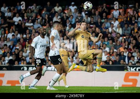 Valence, Espagne, 29 octobre 2022. Robert Lewandowski, le grand avant du FC Barcelone, a obtenu un score de 0-1 Pendant le match espagnol de la Liga entre Valencia CF et FC Barcelone au stade Mestalla. Photo de Jose Miguel Fernandez /Alay Live News ) Credit: Jose Miguel Fernandez/Alay Live News Banque D'Images