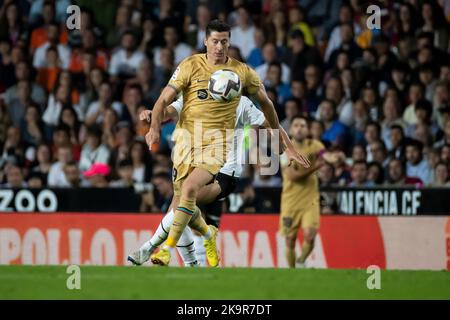 Valence, Espagne, 29 octobre 2022. Robert Lewandowski, l'avant du FC Barcelone Pendant le match espagnol de la Liga entre Valencia CF et FC Barcelone au stade Mestalla. Photo de Jose Miguel Fernandez /Alay Live News ) Credit: Jose Miguel Fernandez/Alay Live News Banque D'Images