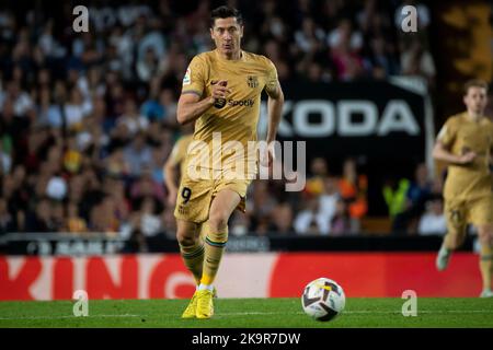 Valence, Espagne, 29 octobre 2022. Robert Lewandowski, l'avant du FC Barcelone Pendant le match espagnol de la Liga entre Valencia CF et FC Barcelone au stade Mestalla. Photo de Jose Miguel Fernandez /Alay Live News ) Credit: Jose Miguel Fernandez/Alay Live News Banque D'Images