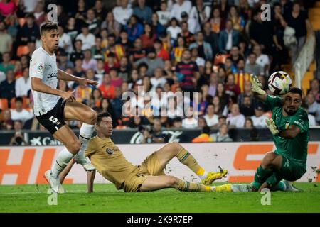 Valence, Espagne, 29 octobre 2022. Robert Lewandowski, le grand avant du FC Barcelone, a obtenu un objectif de 0-1 pour le FC Barcelone Pendant le match espagnol de la Liga entre Valencia CF et FC Barcelone au stade Mestalla. Photo de Jose Miguel Fernandez /Alay Live News ) Credit: Jose Miguel Fernandez/Alay Live News Banque D'Images