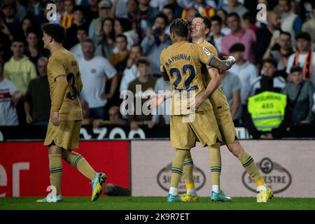 Valence, Espagne, 29 octobre 2022. Robert Lewandowski, l'attaquant du FC Barcelone, célèbre le but de 0-1 avec son coéquipier Raphinha (L), le défenseur du FC Barcelone Pendant le match espagnol de la Liga entre Valencia CF et FC Barcelone au stade Mestalla. Photo de Jose Miguel Fernandez /Alay Live News ) Credit: Jose Miguel Fernandez/Alay Live News Banque D'Images