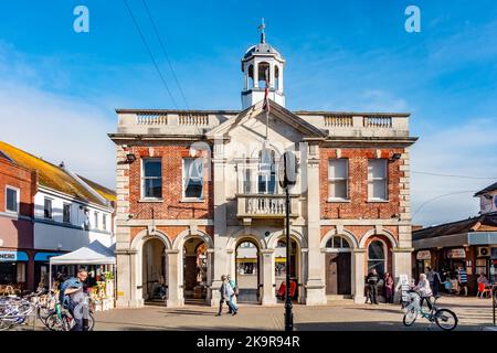 L'ancien hôtel de ville sur High Street, Christchurch à Dorset, Royaume-Uni avec des piliers en pierre et une façade en brique rouge. Banque D'Images