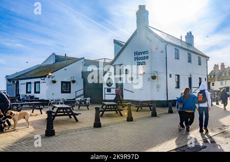 Les gens marchent après Haven House Inn à Mudeford Quay près de Christchurch à Dorset, Royaume-Uni Banque D'Images