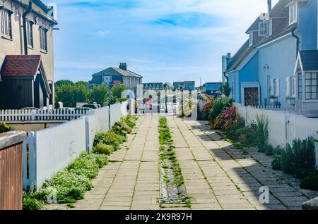 Une allée entre les maisons du quai de Mudeford près de Christchurch à Dorset, Royaume-Uni Banque D'Images