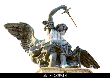 Statue de l'archange Saint-Michel isolée sur fond blanc, Rome, Italie. Saint Michel l'Archange avec des ailes et une épée au sommet du Castel Sant'Angelo. Banque D'Images