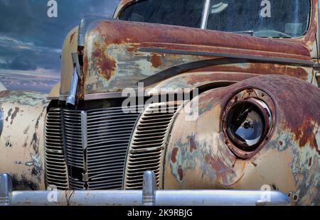 Patina Rust dans le soleil chaud du Nouveau-Mexique avec une autre tempête de pluie de désert sur le chemin. Banque D'Images