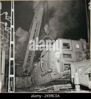 Grue à vapeur les chemins de fer nationaux, SJ A1 'Nässjö' pourraient arriver sous le viaduc en position de levage. SJ DK 539 est l'électricité blessée. Banque D'Images