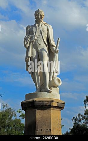 Norwich, statue de l'amiral Lord Nelson, Cathedral Close, par Thomas Milnes, 1847 ans, dans la pierre de Portland très abîmé, Norfolk, Angleterre Banque D'Images