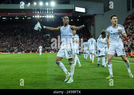 Liverpool. 30th octobre 2022. Le Crysencio Summerville de Leeds United (L, front) célèbre après avoir obtenu son score lors du match de la Premier League anglaise entre Liverpool et Leeds United à Liverpool, en Grande-Bretagne, le 29 octobre 2022. Credit: Xinhua/Alay Live News Banque D'Images